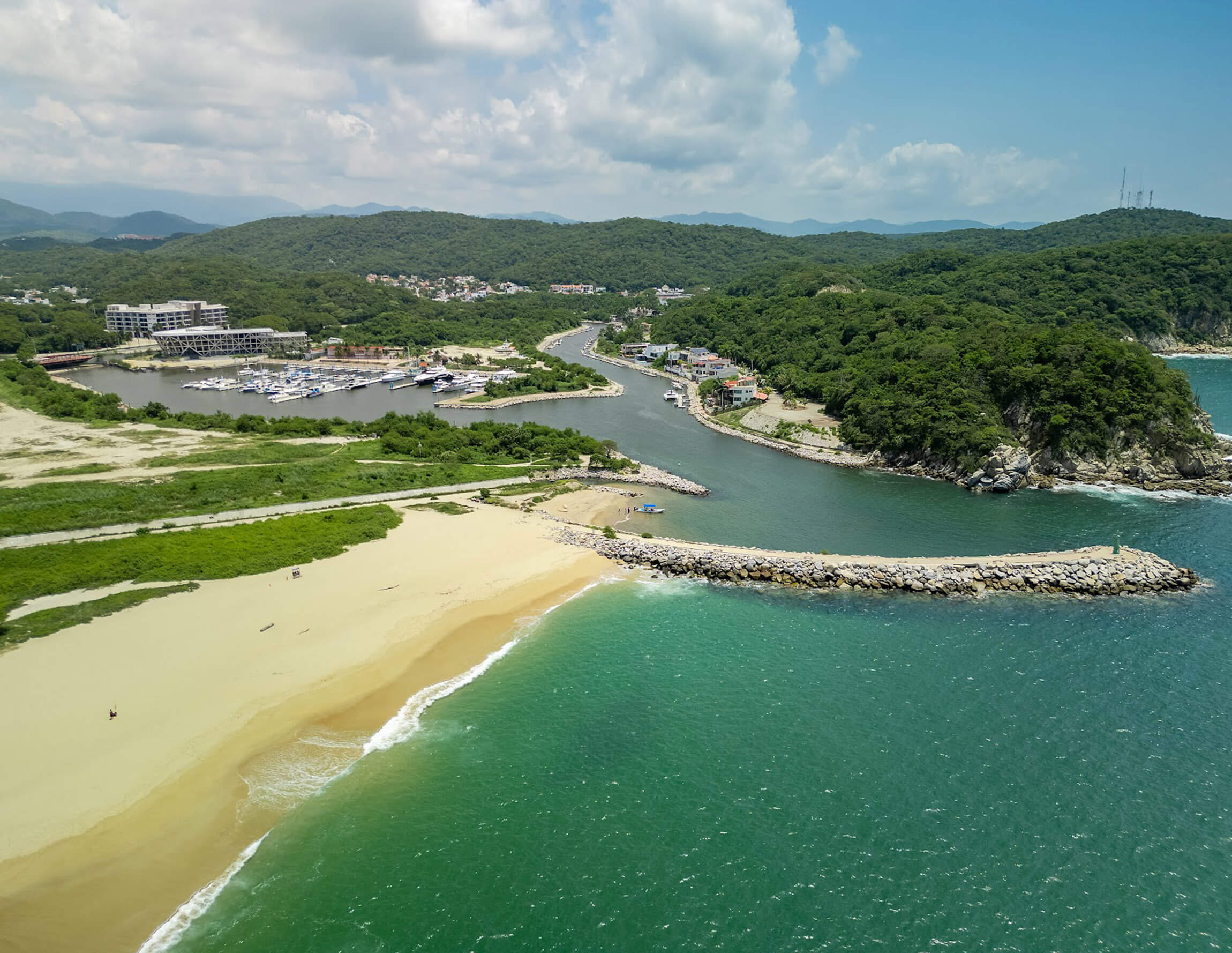 Vista aérea de las Bahías de Huatulco en la costa de Oaxaca.