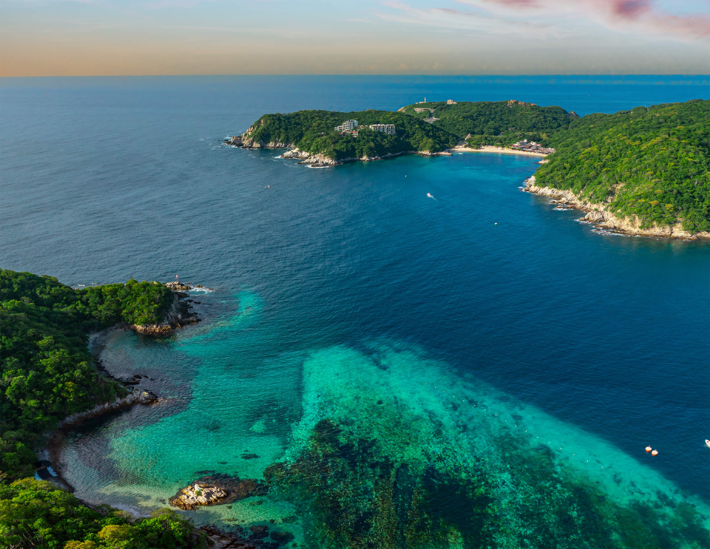 Vista aérea de Bahías de Huatulco en la costa de Oaxaca.