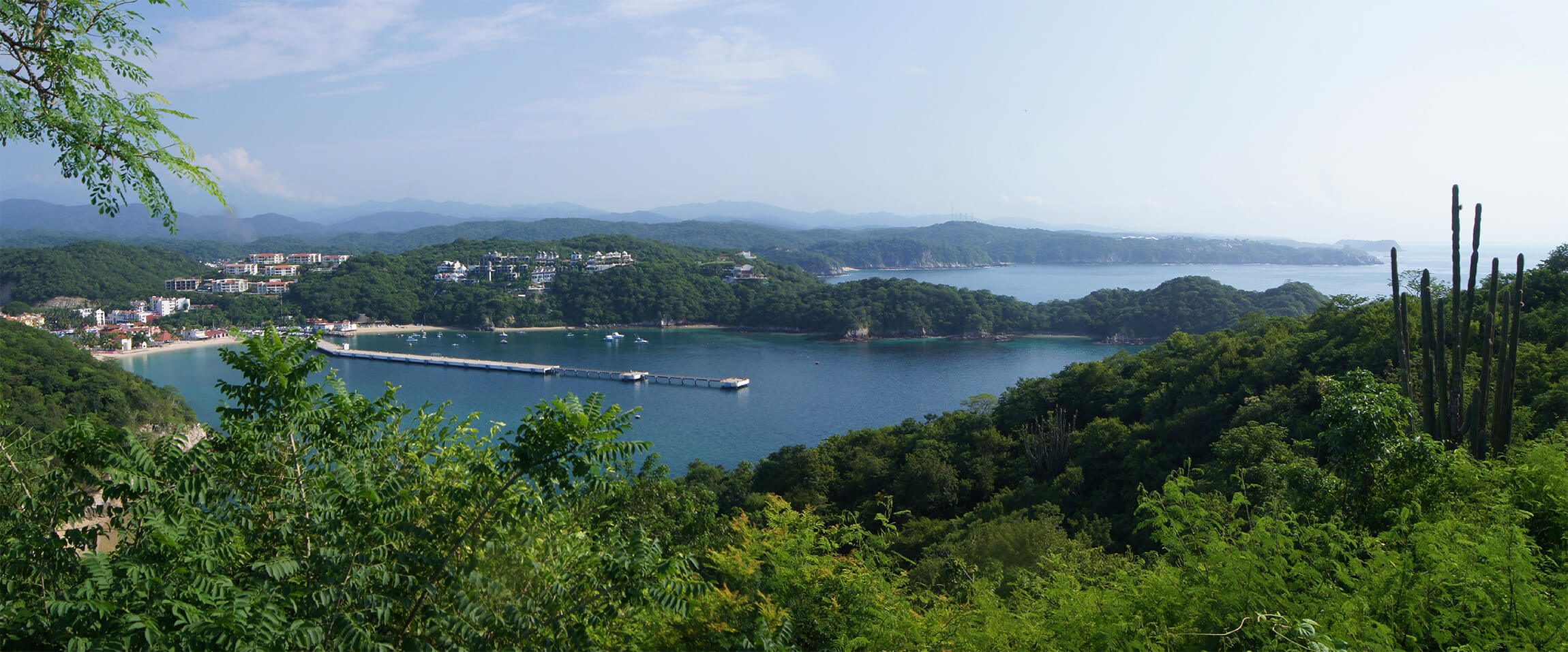 Muelle de cruceros en la bahía de Santa Cruz Huatulco.