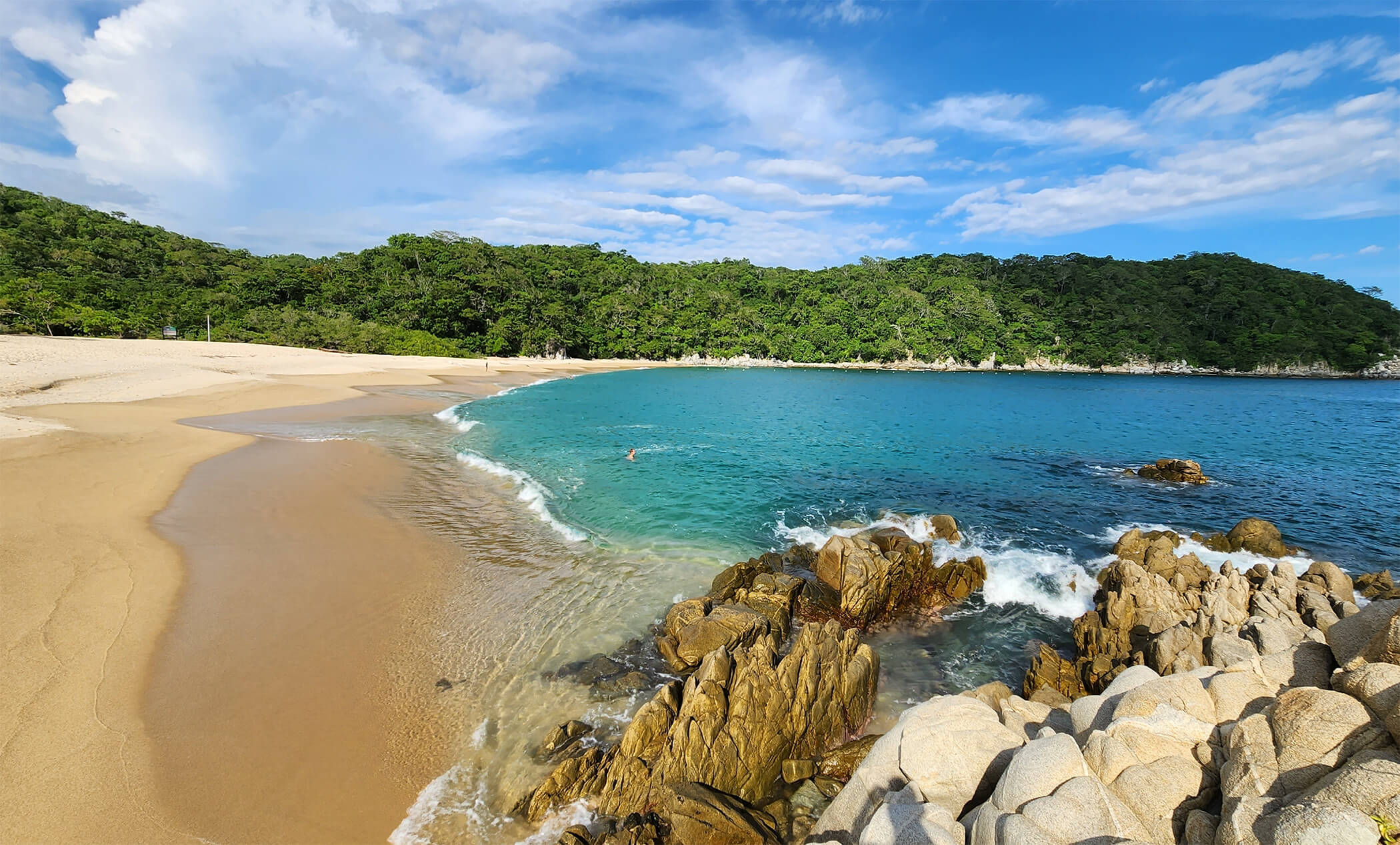 Paseo Chahué Huatulco, desarrollo residencial a solo unos pasos de la playa en Bahías de Huatulco.