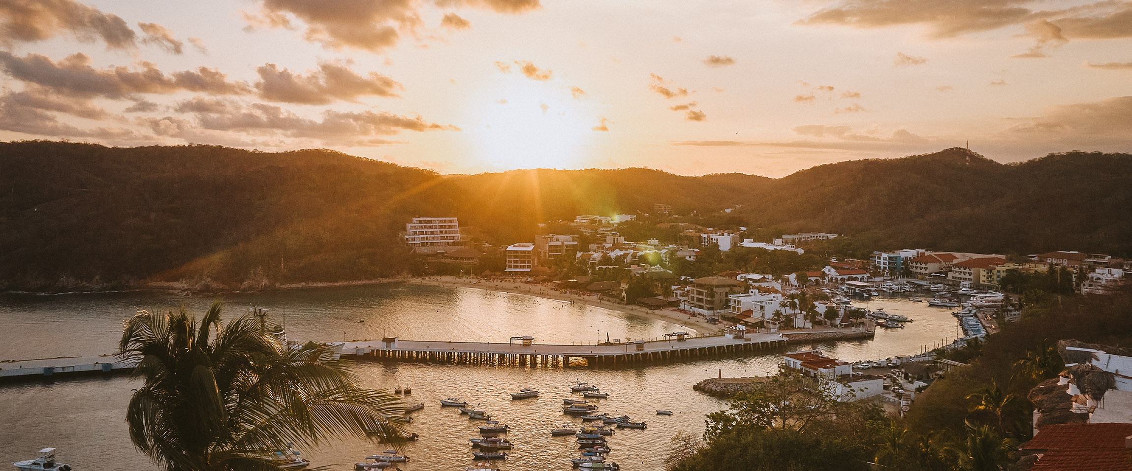 Atardecer en la bahía de Santa Cruz en Bahías de Huatulco.
